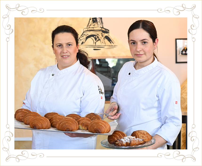 שתי הקונדיטוריות של Le Petit Paris מחזיקות מגשי קרואסונים